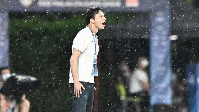 郭磊瞬间便回过神来，立刻双手抱头大声喊道：别开枪、别开枪。